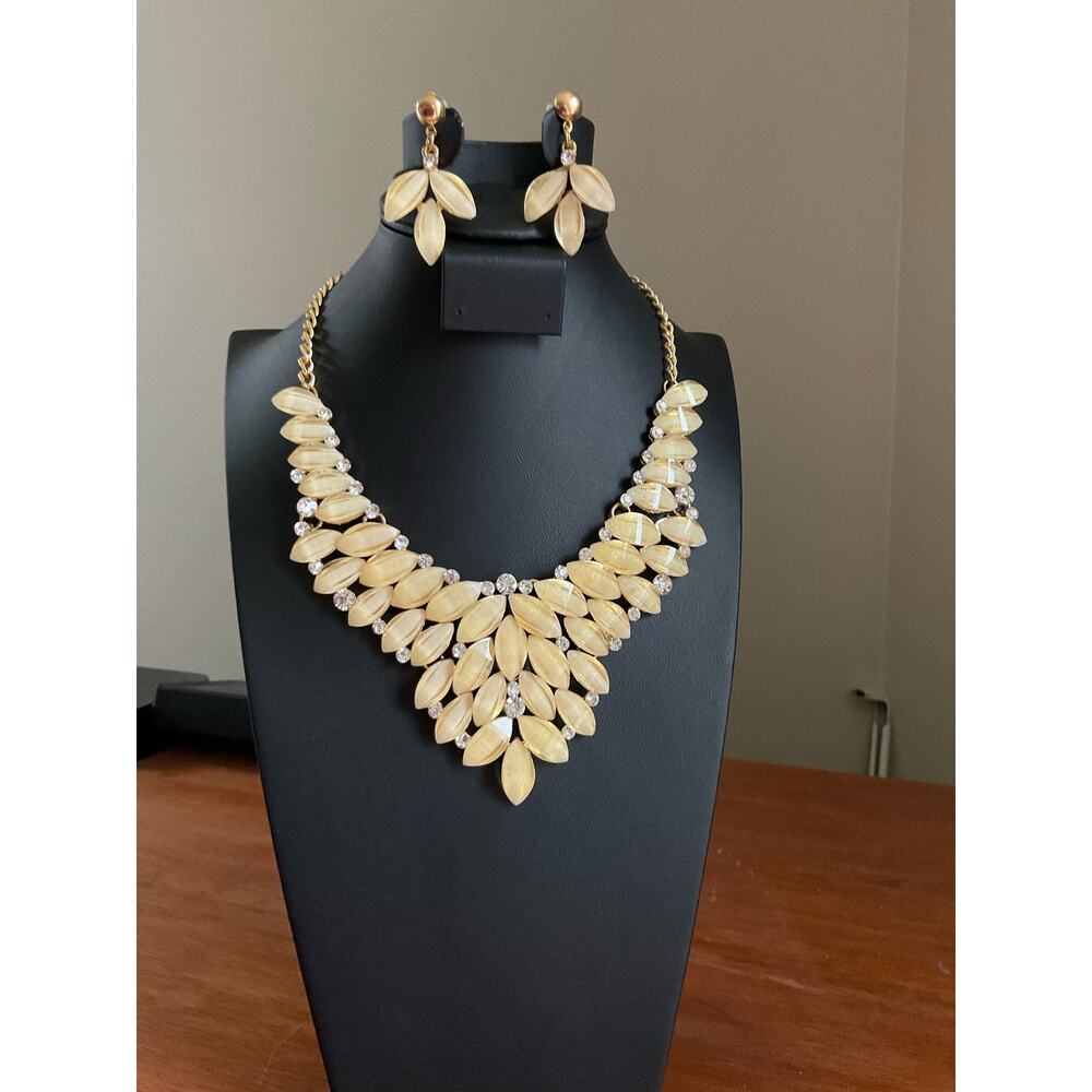 NWT rhinestone statement bib necklace with matching earrings